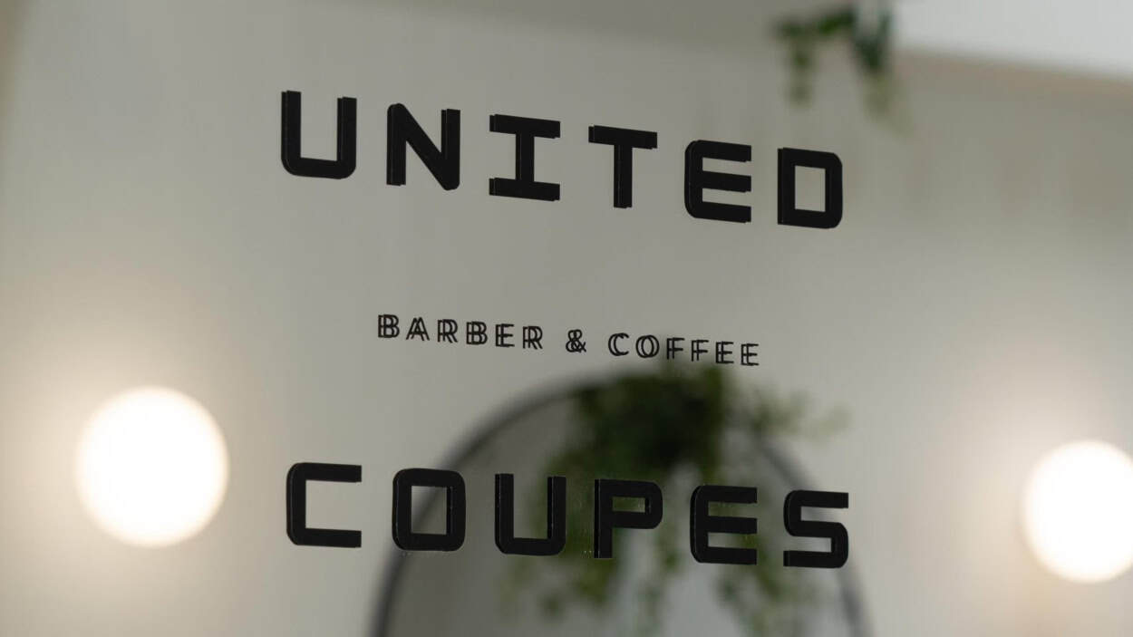 Spiegel met de tekst United Coupes, Barber en Coffee